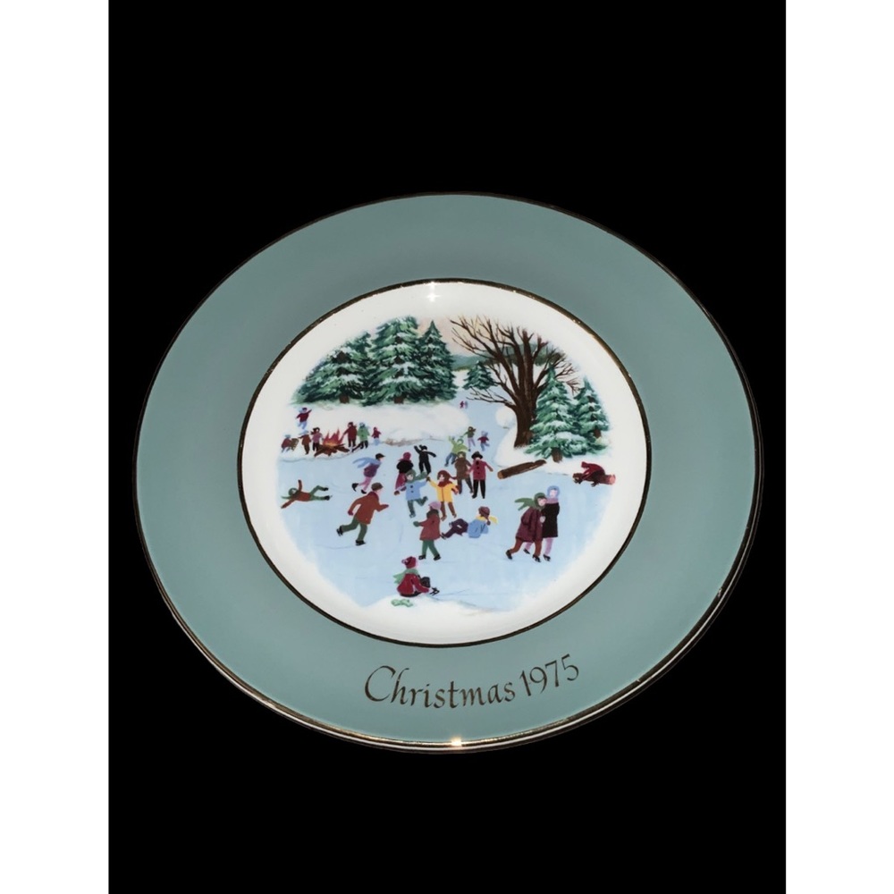 Avon Christmas 1975 Decorative Plate - Blue and White